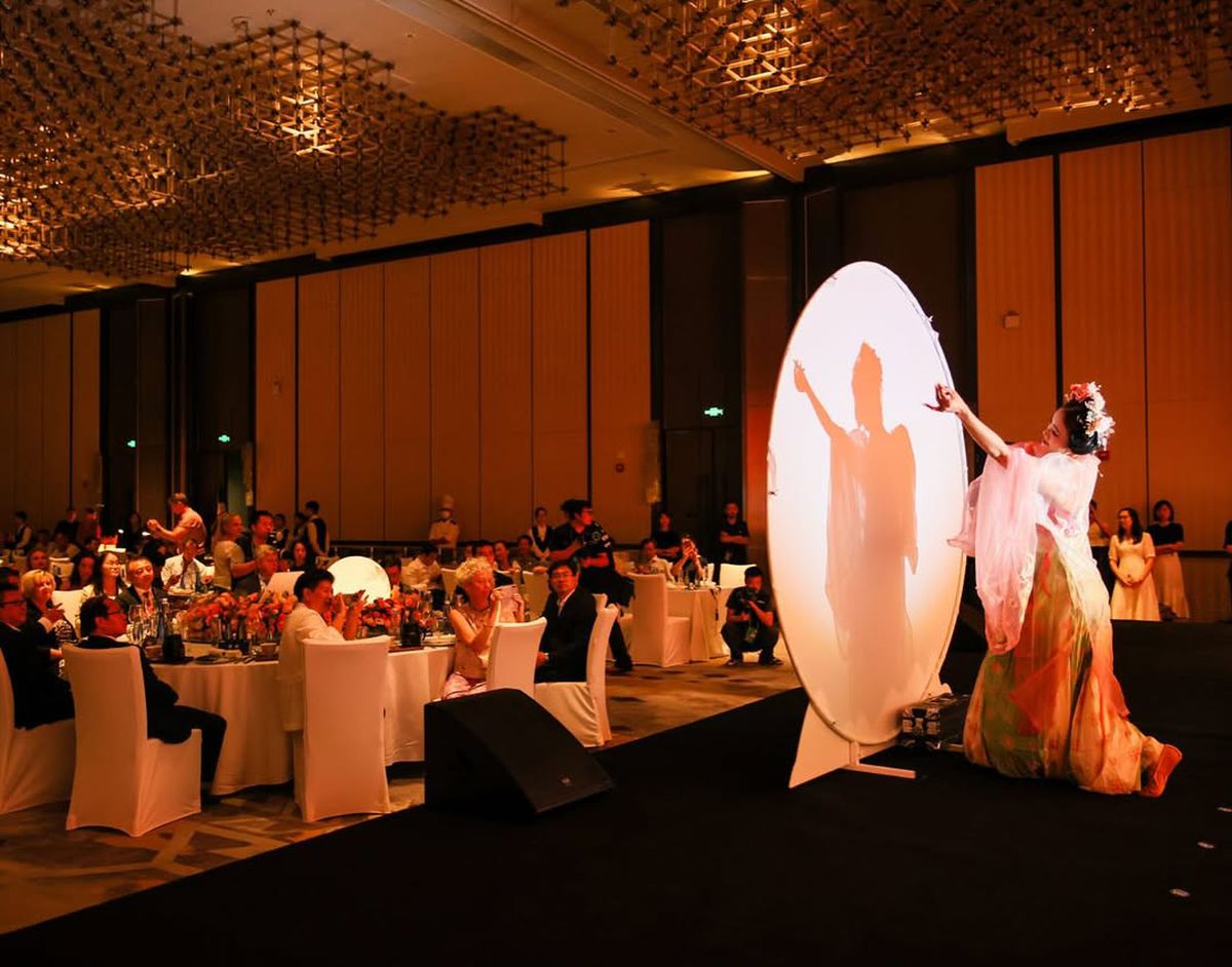 Apariții spectaculoase pentru Sorana Cîrstea, Emma Răducanu sau Iga Swiatek » Imagini de la petrecerea jucătoarelor în Wuhan