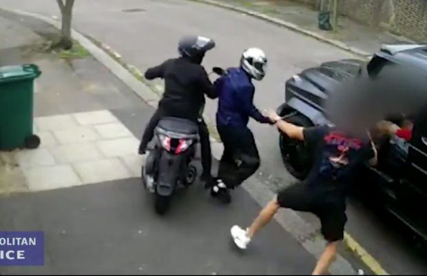 VIDEO INCREDIBIL A apărut filmul complet al luptei dintre Kolasinac și cei doi agresori înarmați » Bosniacul e noul Chuck Norris