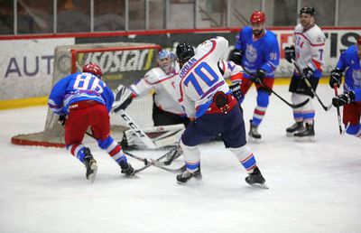 EXCLUSIV Caz șocant în hochei: meci disputat cu 11 jucători bolnavi de coronavirus » Arbitrul a dat drumul la meci fără ca echipele să prezinte testele de COVID-19