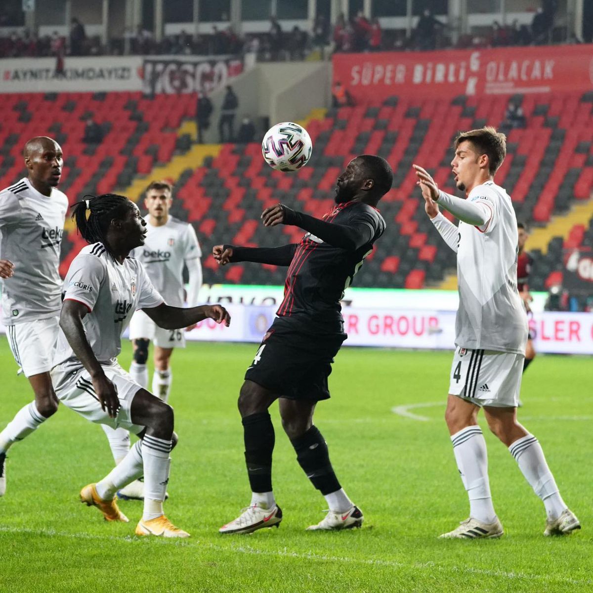 Marius Șumudică își explică gestul controversat din victoria cu Beșiktaș: „Lor le era adresat semnul”