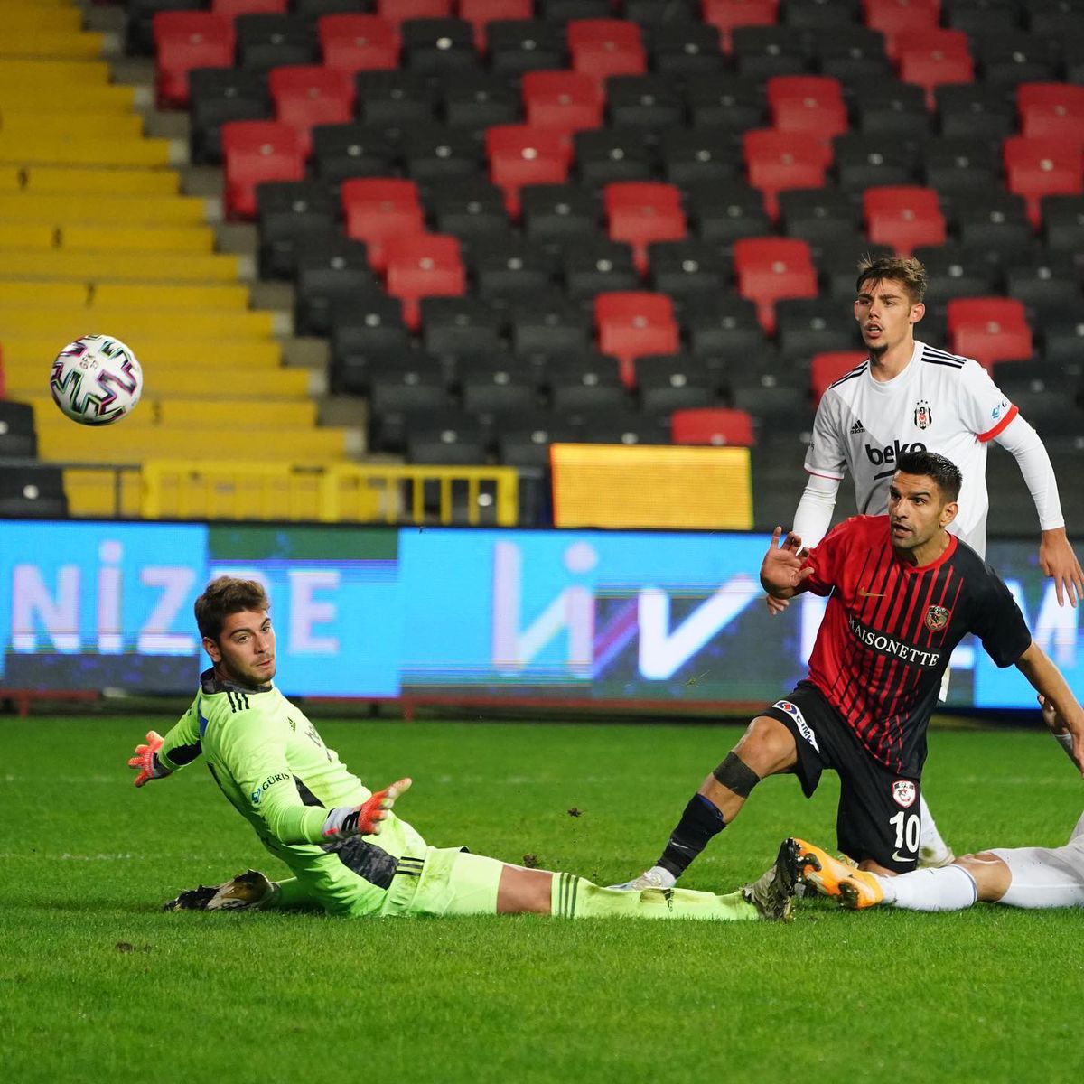 Marius Șumudică își explică gestul controversat din victoria cu Beșiktaș: „Lor le era adresat semnul”