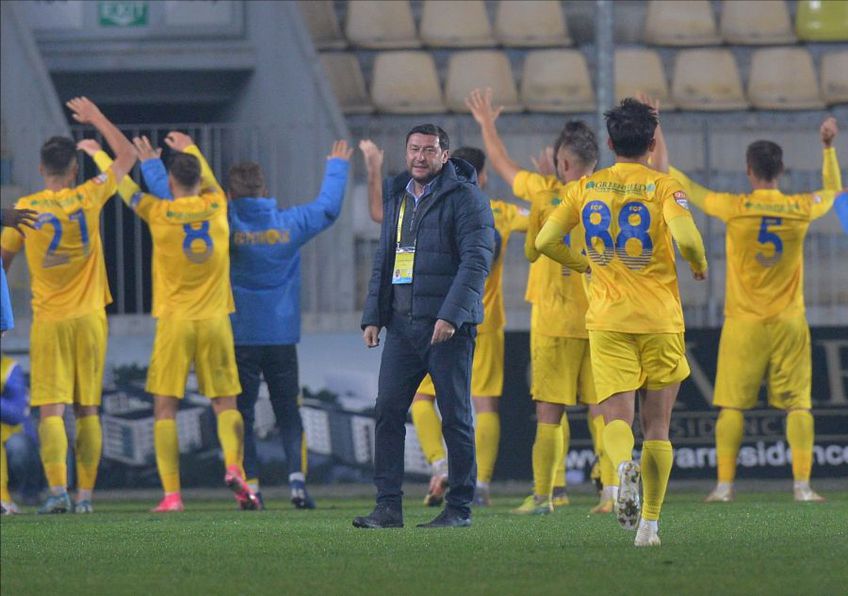 Petrolul a câștigat derby-ul cu Rapid, scor 2-0. Viorel Moldovan (48 de ani) a dedicat victoria fanilor ploieșteni. FOTO: Cristi Preda