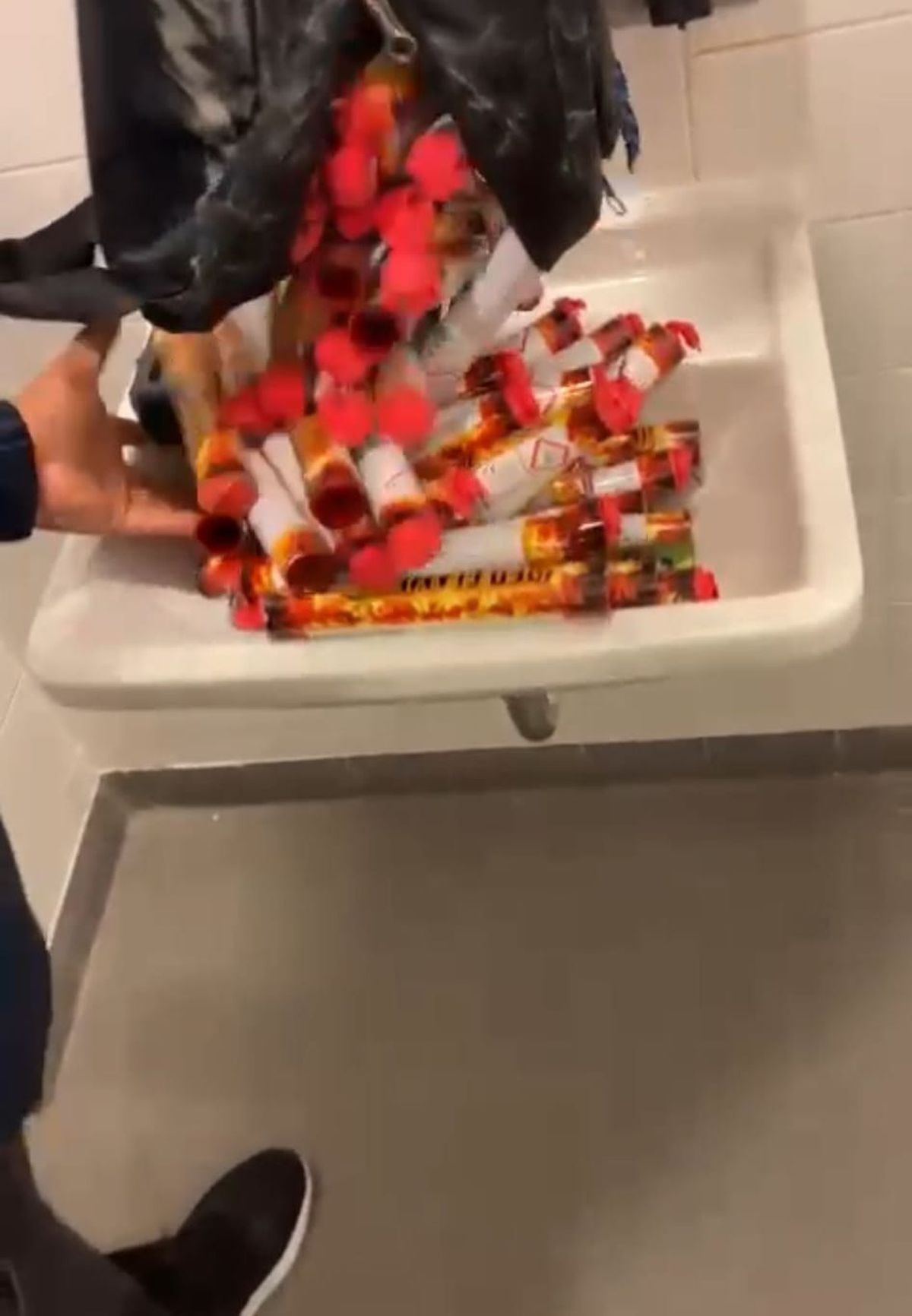 Rapid - FCSB. Arsenal pirotehnic depistat pe stadion