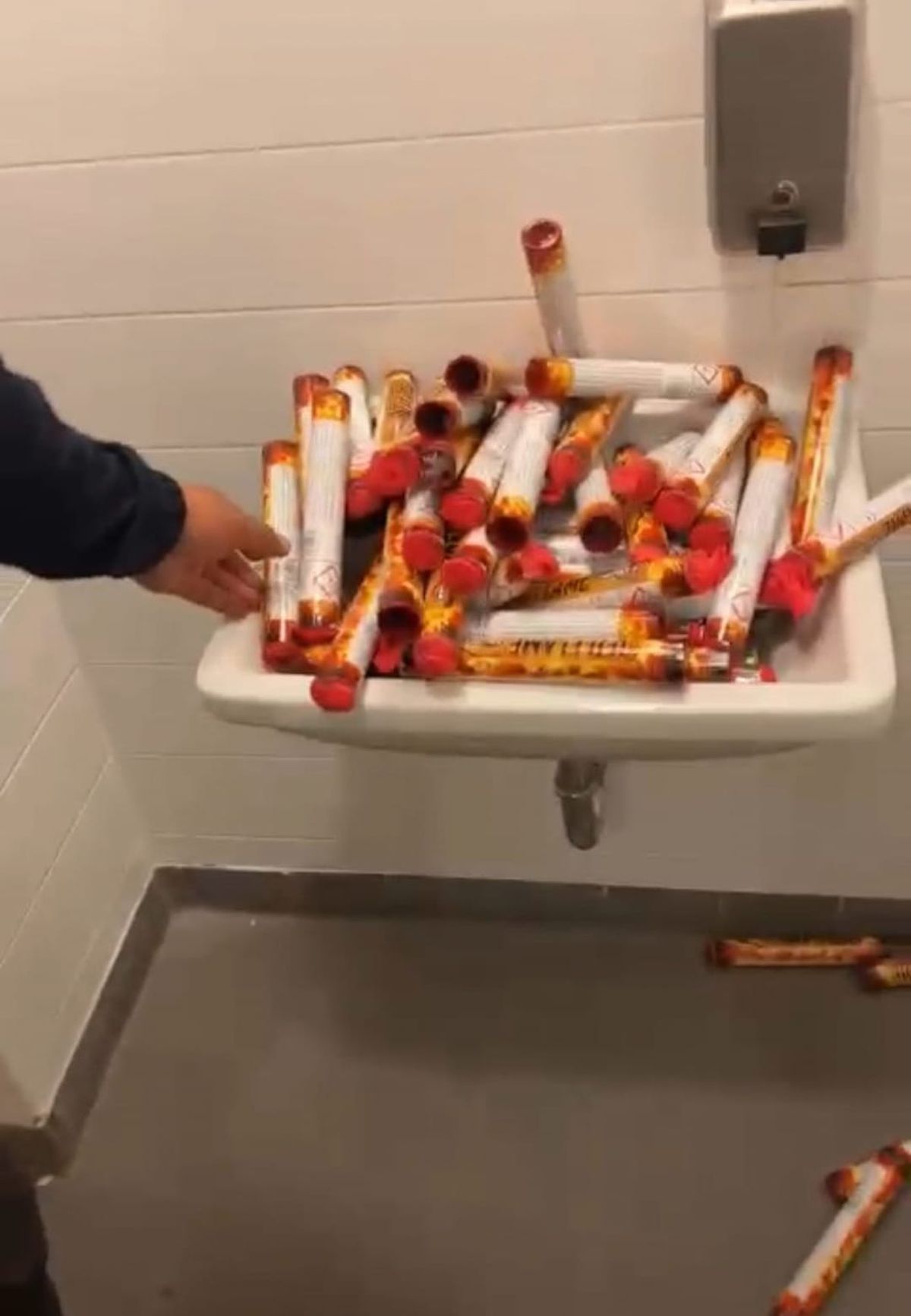 Rapid - FCSB. Arsenal pirotehnic depistat pe stadion