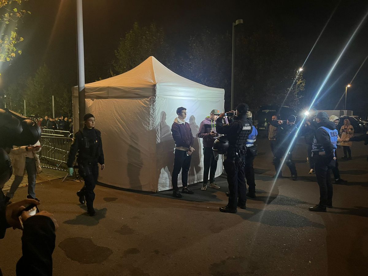 Tensiuni la porți înainte de FCSB - Rapid » Suporterii giuleșteni au acuzat noul mod în care jandarmii îi legitimează: „Ne-au dezbrăcat în cort, cu buletinul lângă noi”