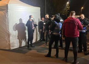 Tensiuni la porți înainte de FCSB - Rapid » Suporterii giuleșteni au acuzat noul mod în care jandarmii îi legitimează: „Ne-au dezbrăcat în cort, cu buletinul lângă noi”