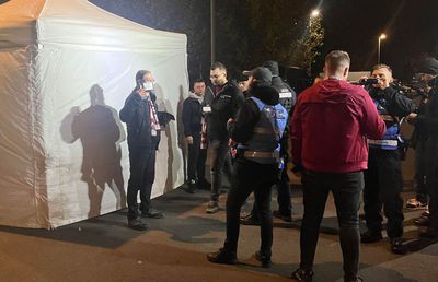 Tensiuni la porți înainte de FCSB - Rapid » Suporterii giuleșteni au acuzat noul mod în care jandarmii îi legitimează: „Ne-au dezbrăcat în cort, cu buletinul lângă noi”