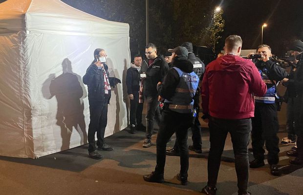 Tensiuni la porți înainte de FCSB - Rapid » Suporterii giuleșteni au acuzat noul mod în care jandarmii îi legitimează: „Ne-au dezbrăcat în cort, cu buletinul lângă noi”