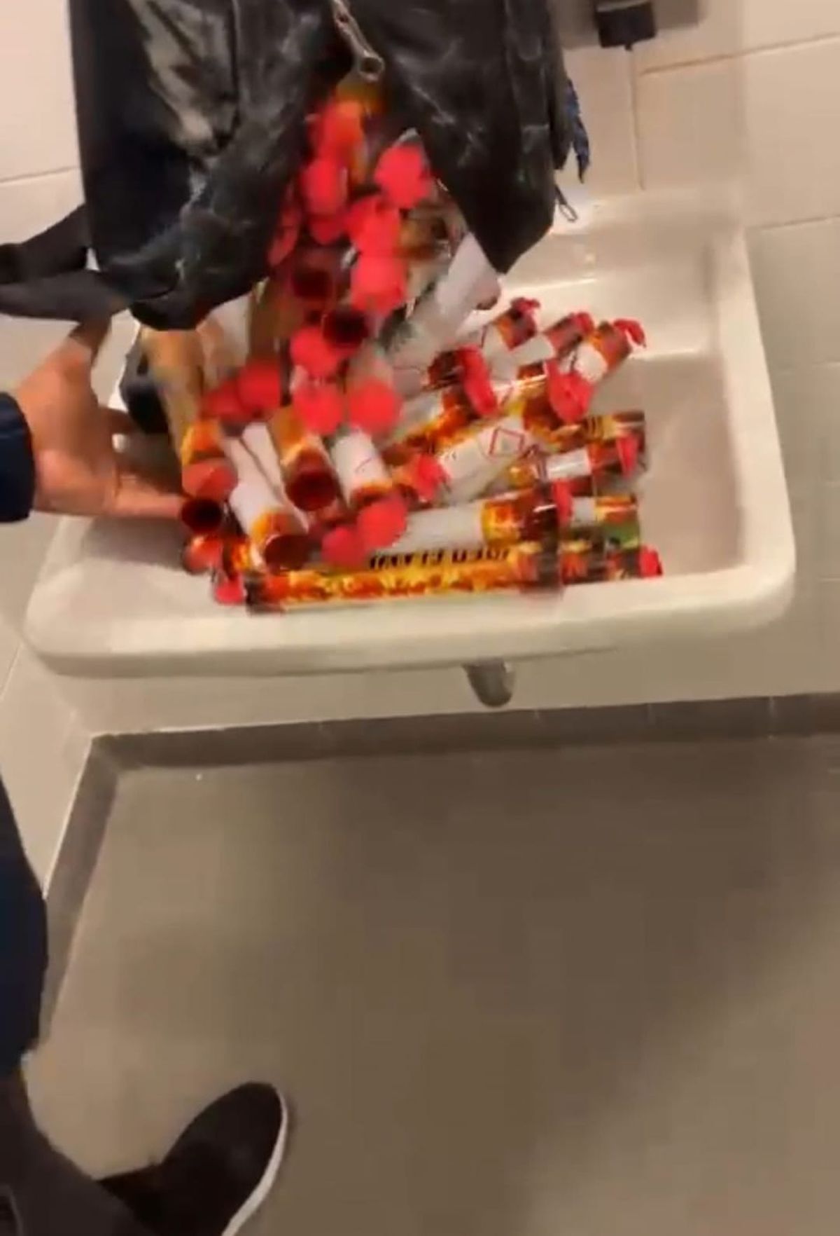 Rapid - FCSB. Arsenal pirotehnic depistat pe stadion