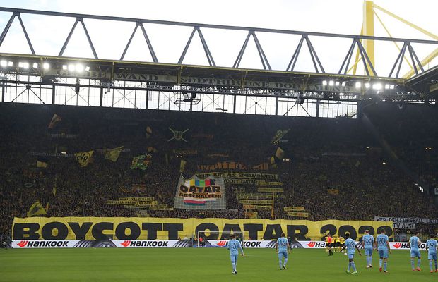 Suporterii cer boicotul Campionatului Mondial din Qatar: „15.000 de morți pentru 5.760 minute de fotbal. Să vă fie rușine!”