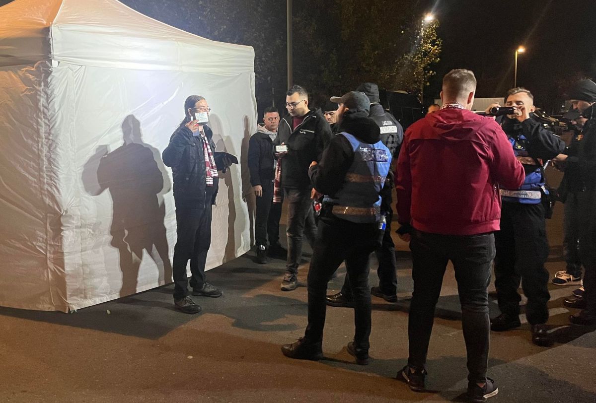 Tensiuni la porți înainte de FCSB - Rapid » Suporterii giuleșteni au acuzat noul mod în care jandarmii îi legitimează: „Ne-au dezbrăcat în cort, cu buletinul lângă noi”