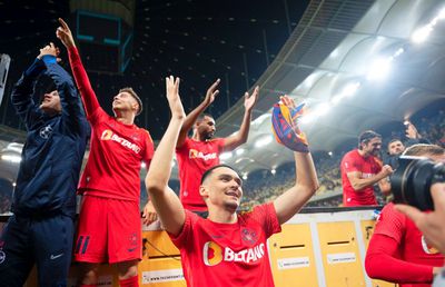 Cei doi fotbaliști responsabili cu buna dispoziție la FCSB: „Ei pun muzică. Ascultăm orice”