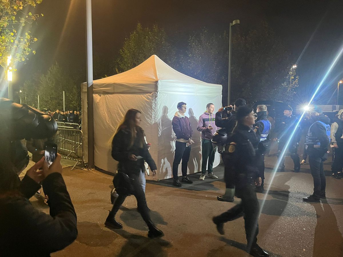 Tensiuni la porți înainte de FCSB - Rapid » Suporterii giuleșteni au acuzat noul mod în care jandarmii îi legitimează: „Ne-au dezbrăcat în cort, cu buletinul lângă noi”