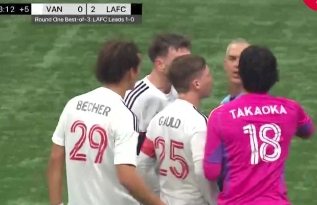 Moment incredibil în MLS: a pierdut mingea după ce s-a lovit de arbitru, iar adversarii au dat gol