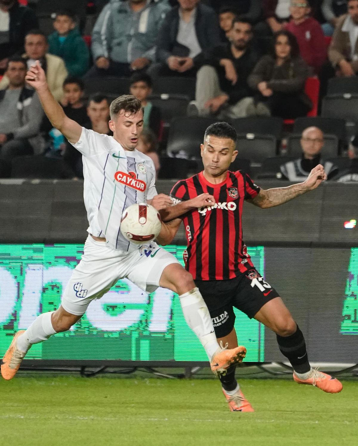 Victorie crucială obținută de Marius Șumudică în Turcia » Gaziantep s-a impus în fața lui Rizespor grație golurilor marcate de doi români