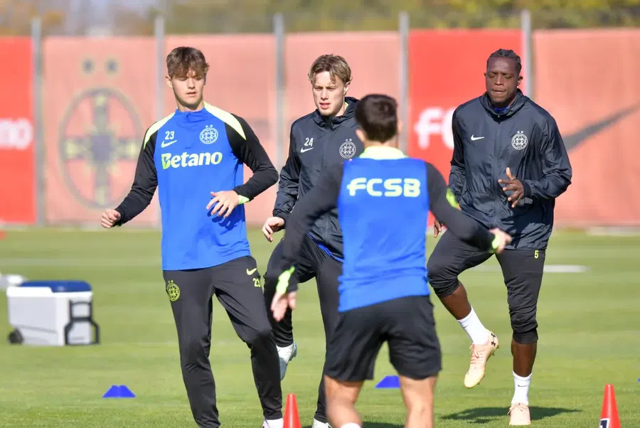 Andrei Dăncuș, primul din stânga, printre seniorii lui FCSB. Foto: Cristi Preda (GSP) FCSB și-a trimis titularii în vacanță! » Cum va arăta primul „11” al campioanei cu CFR Cluj: doar doi „grei” păstrați în lot