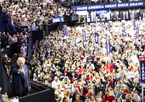 Donald Trump la un miting republican