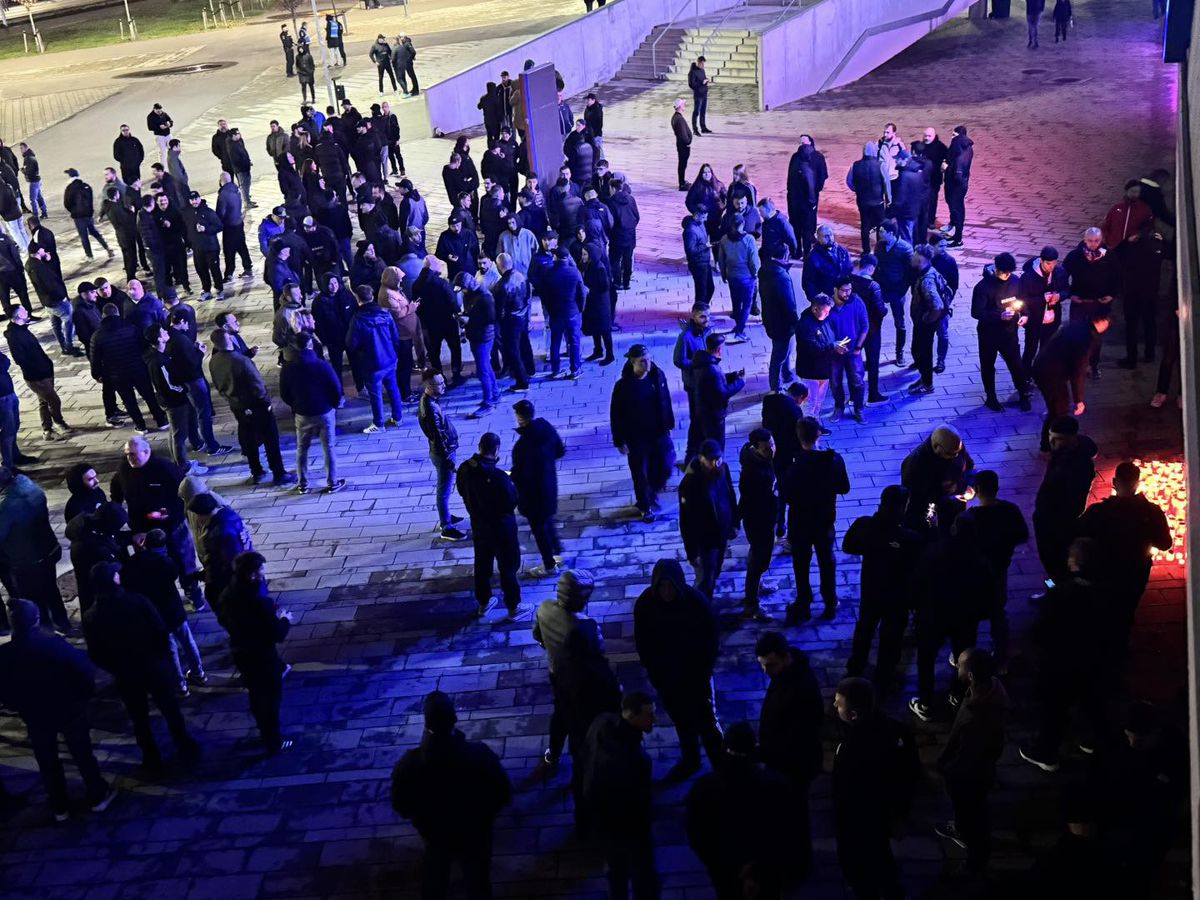 Zeci de candele la stadionul „Steaua”, la 24 de ore de la moartea lui Emeric Ienei