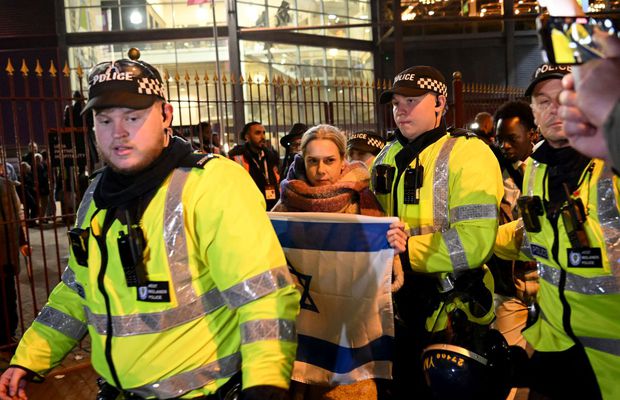 Alertă pe străzile din Birmingham înainte de Aston Villa - Maccabi Tel Aviv » Școli închise mai devreme, 700 de polițiști pe străzi