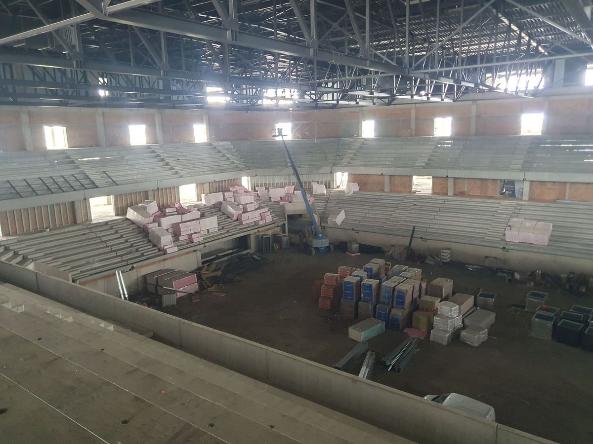 Cea mai mare sală polivalentă din România, tot mai aproape de inaugurare: „Suntem la al doilea strat de asfalt”