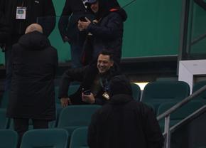 Fotografiile sezonului la Viena! Mirel Rădoi, cu walkie-talkie în tribune, după eliminare » Imagini fabuloase de la pauză