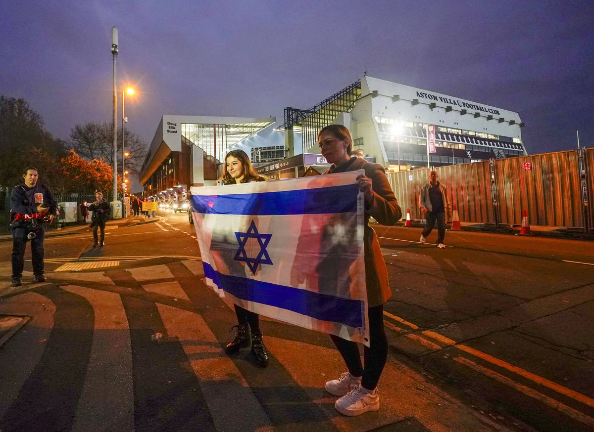 Alertă pe străzile din Birmingham înainte de Aston Villa - Maccabi Tel Aviv » Școli închise mai devreme, 700 de polițiști pe străzi