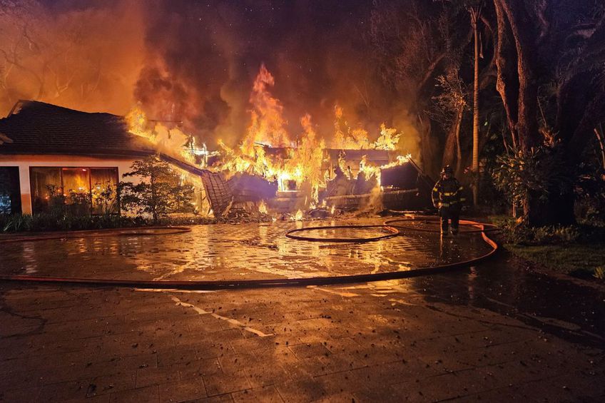 Casa lui Erik Spoelstra, cuprinsă de flăcări/Foto: X (Andy Slater)