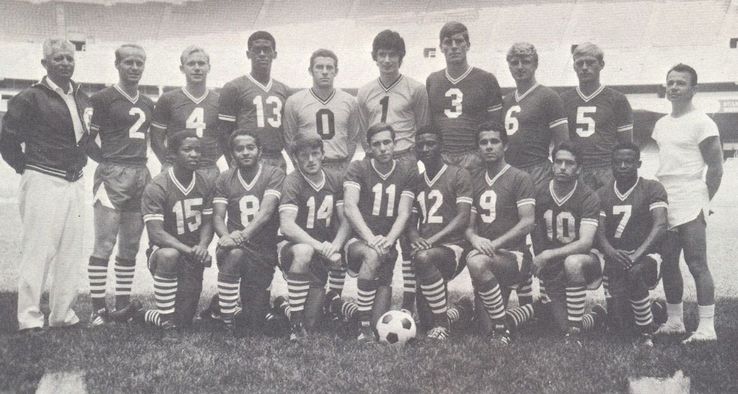 Andrej Prean Nagy, antrenor la Whashington Whips. Antrenorul născut la Vulcan este primul din dreapta, în alb