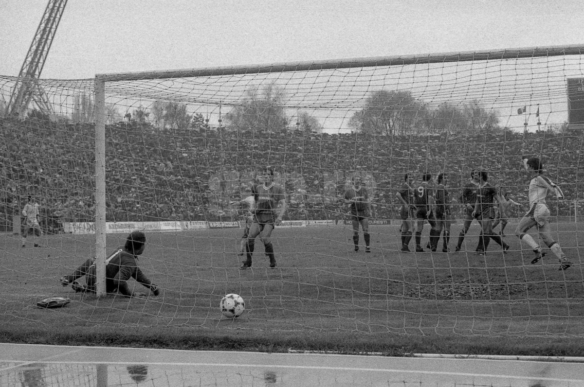 O reclamă la „Dacia Duster” la Dinamo – FC Liverpool, din 1984! E pe bune! Cum a fost posibil