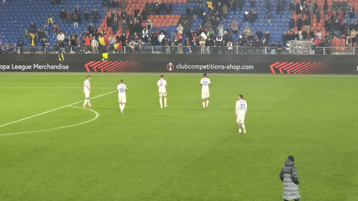 S-au prăbușit pe gazon după Basel - FCSB » Ce s-a întâmplat la final: Shaqiri a fost asaltat, ce a făcut românul Daniliuc