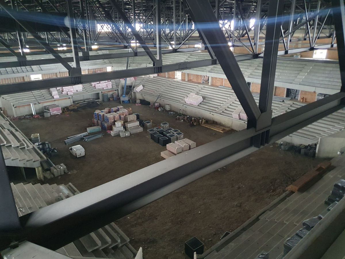 Cea mai mare sală polivalentă din România, tot mai aproape de inaugurare: „Suntem la al doilea strat de asfalt”