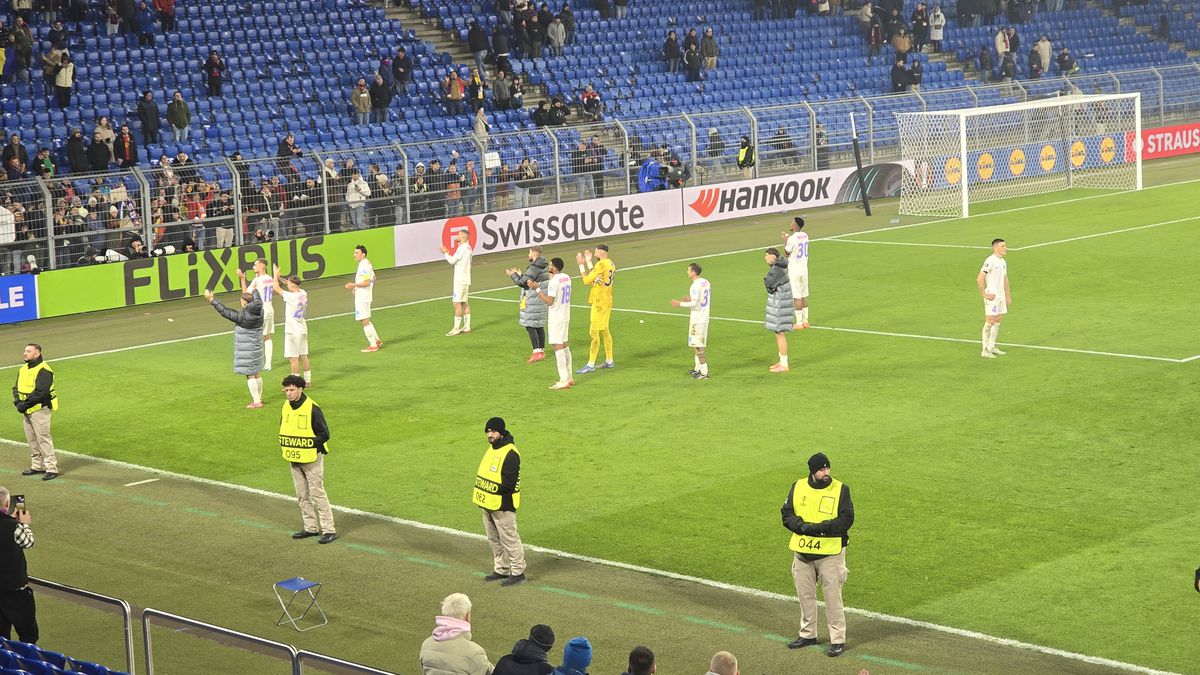 S-au prăbușit pe gazon după Basel - FCSB » Ce s-a întâmplat la final: Shaqiri a fost asaltat, ce a făcut românul Daniliuc