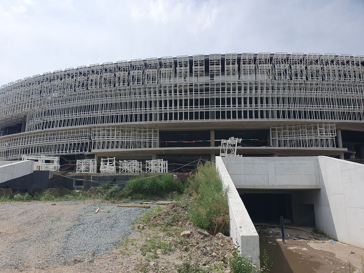 Cea mai mare sală polivalentă din România, tot mai aproape de inaugurare: „Suntem la al doilea strat de asfalt”