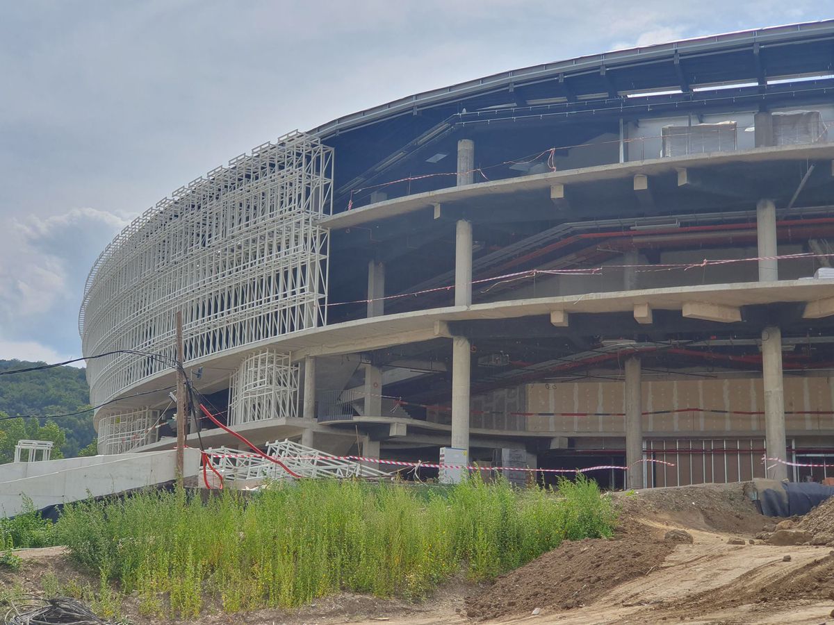 Cea mai mare sală polivalentă din România, tot mai aproape de inaugurare: „Suntem la al doilea strat de asfalt”