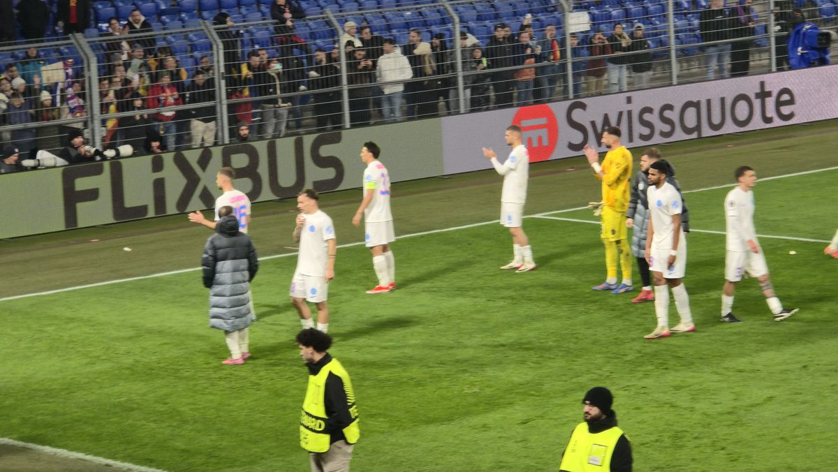 S-au prăbușit pe gazon după Basel - FCSB » Ce s-a întâmplat la final: Shaqiri a fost asaltat, ce a făcut românul Daniliuc