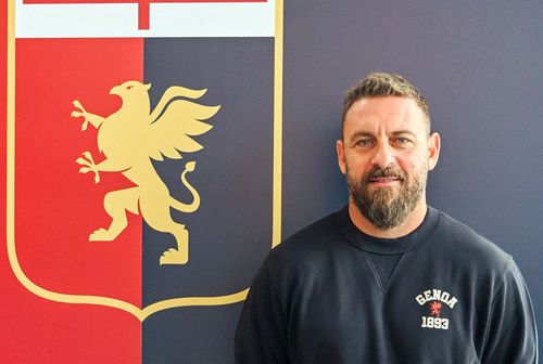 Daniele De Rossi (42 de ani) este noul antrenor al celor de la Genoa. Anunțul oficial a fost făcut pe canalele oficiale ale clubului patronat de Dan Șucu.