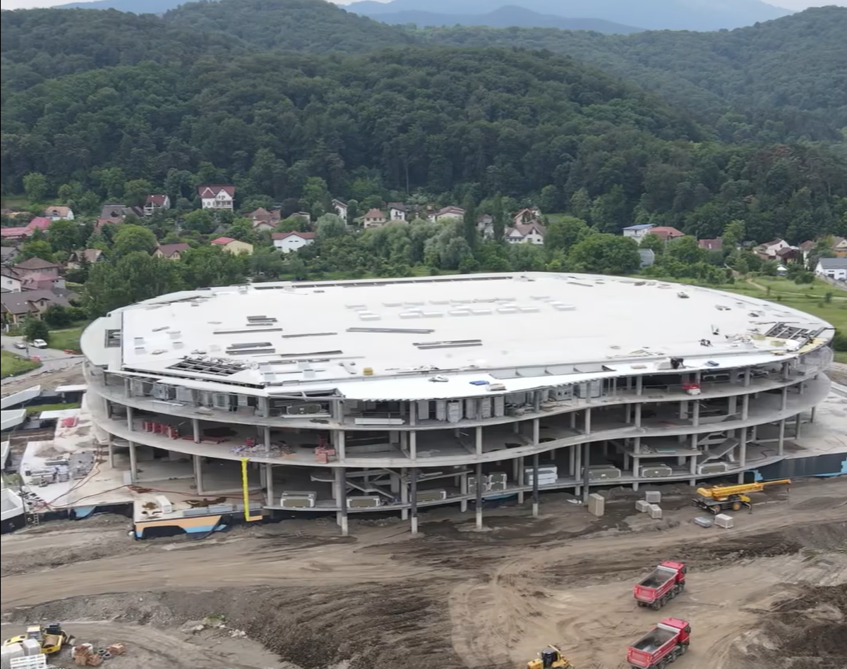 Cea mai mare sală polivalentă din România, tot mai aproape de inaugurare: „Suntem la al doilea strat de asfalt”