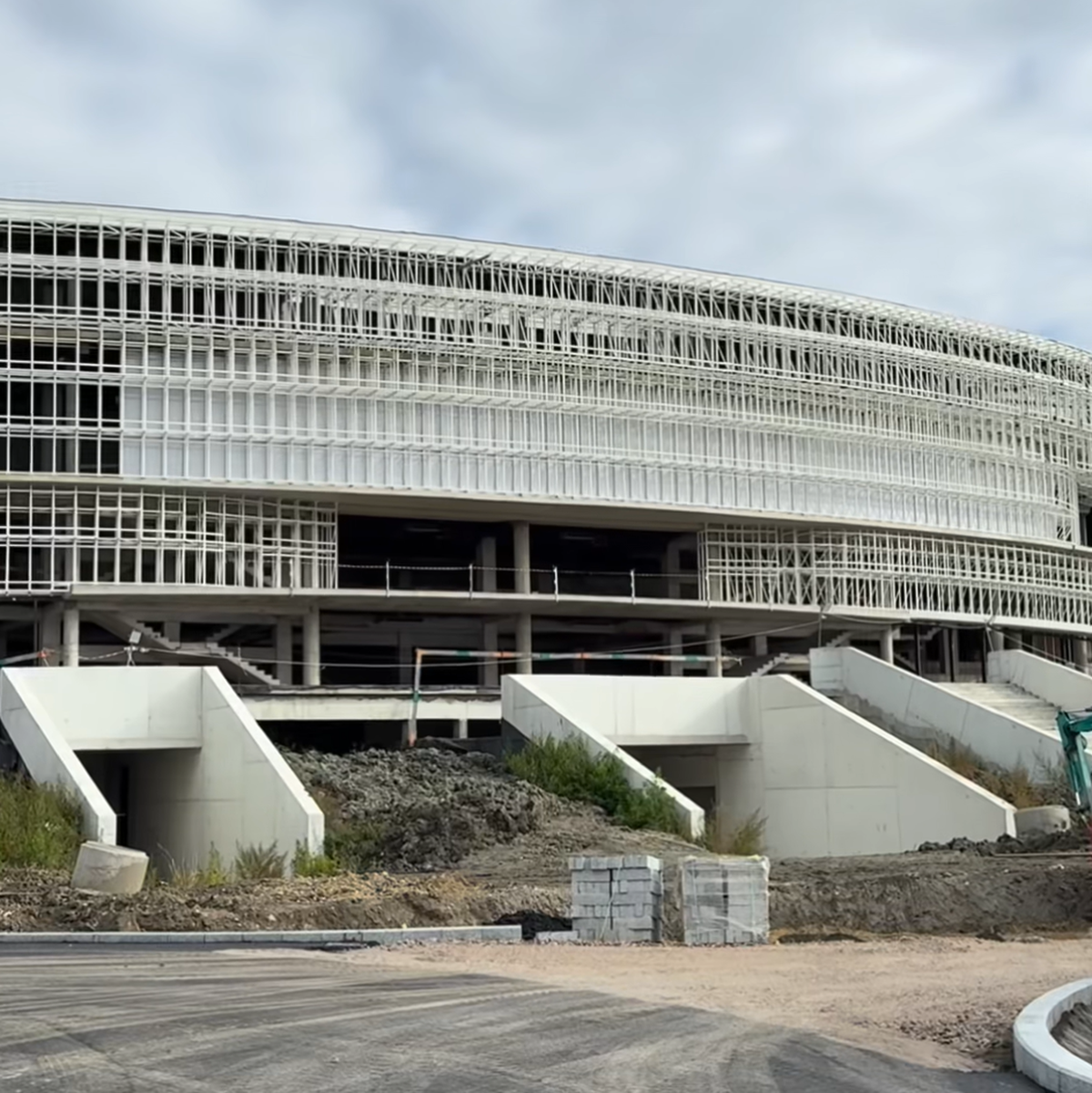 Cea mai mare sală polivalentă din România, tot mai aproape de inaugurare: „Suntem la al doilea strat de asfalt”