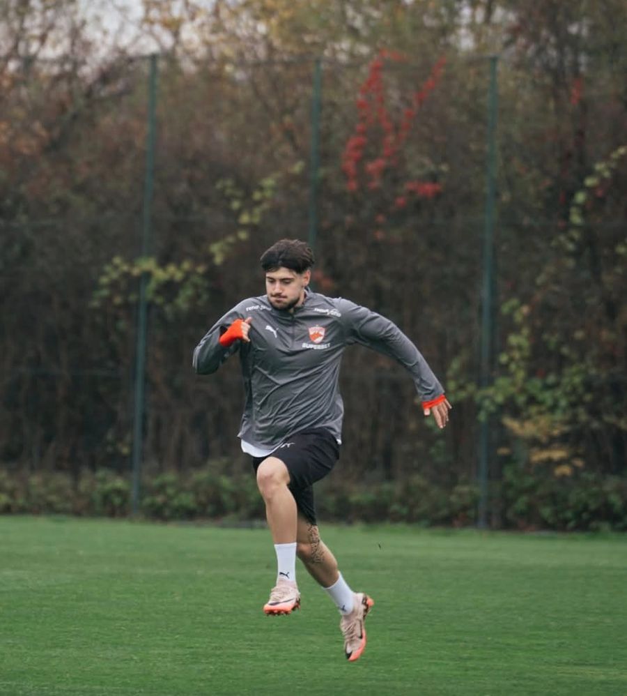 Adrian Mazilu se antrenează de zor la Săftica Adrian Mazilu turează motoarele la Săftica! Situația atacantului care încă n-a debutat la Dinamo, reacții virale ale fanilor