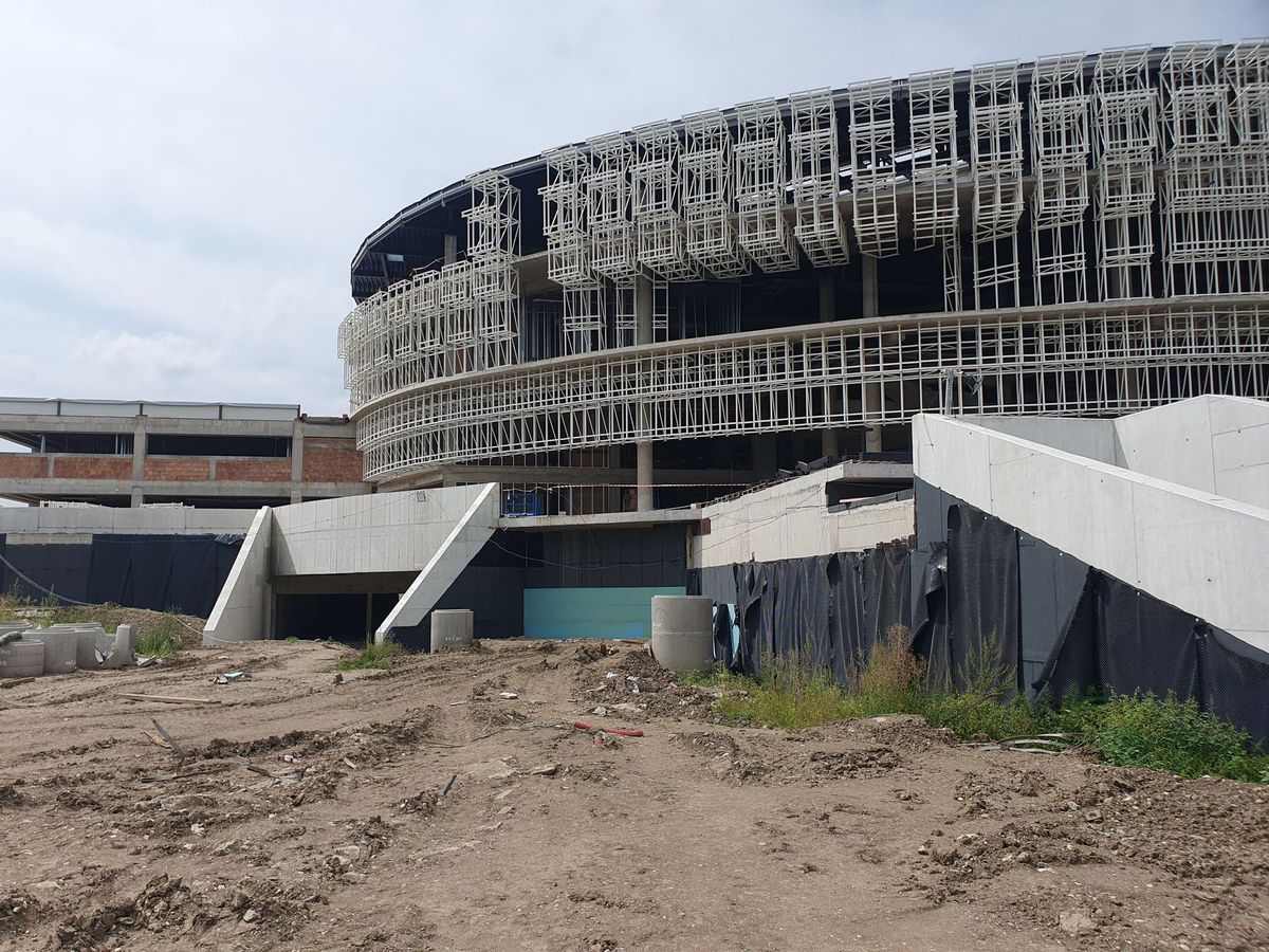 Cea mai mare sală polivalentă din România, tot mai aproape de inaugurare: „Suntem la al doilea strat de asfalt”