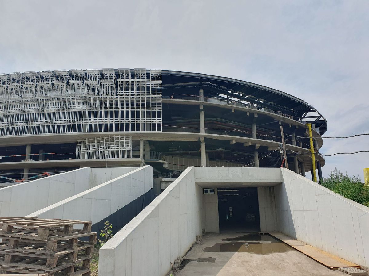 Cea mai mare sală polivalentă din România, tot mai aproape de inaugurare: „Suntem la al doilea strat de asfalt”