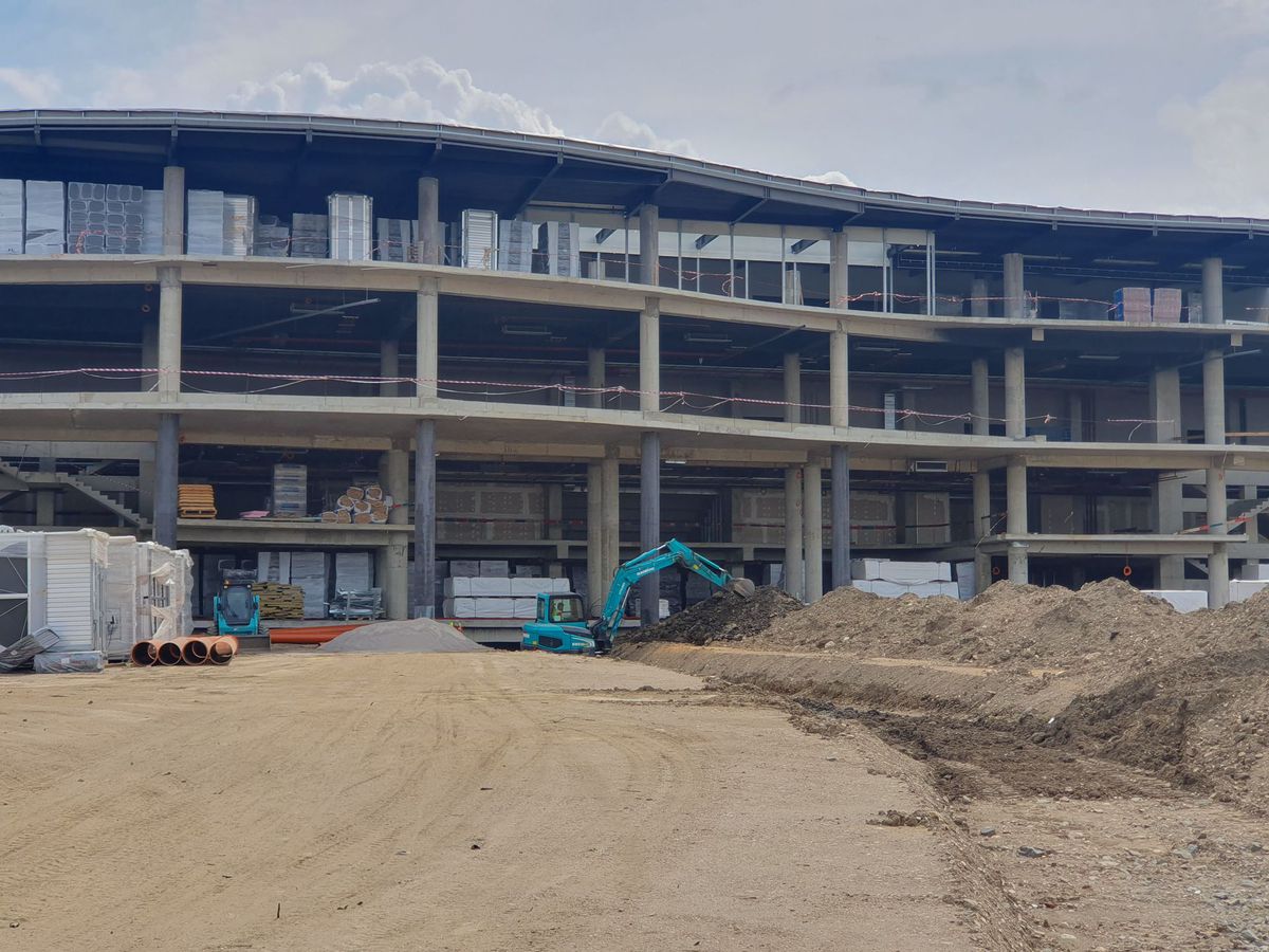 Cea mai mare sală polivalentă din România, tot mai aproape de inaugurare: „Suntem la al doilea strat de asfalt”