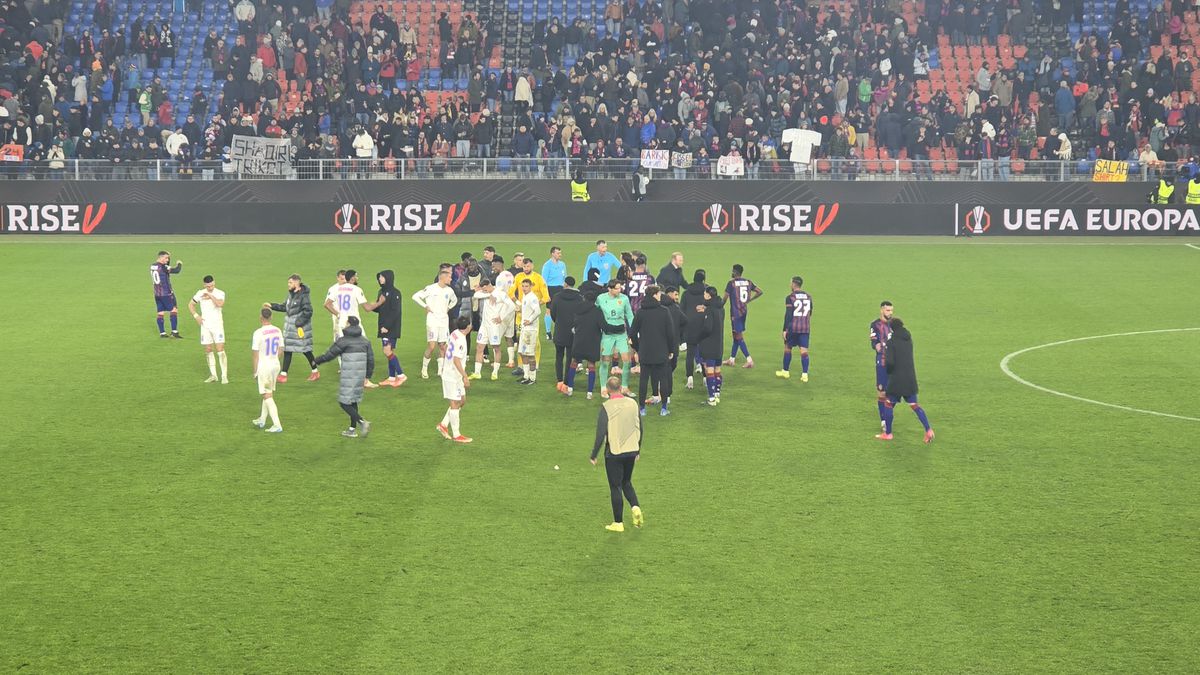 S-au prăbușit pe gazon după Basel - FCSB » Ce s-a întâmplat la final: Shaqiri a fost asaltat, ce a făcut românul Daniliuc