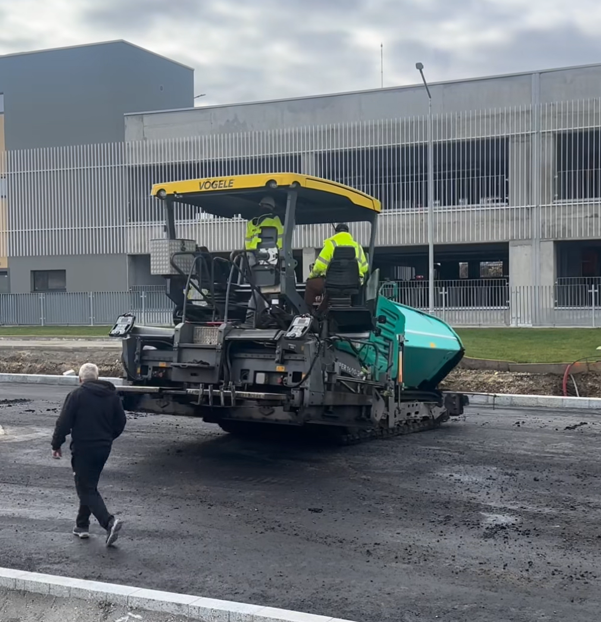 Cea mai mare sală polivalentă din România, tot mai aproape de inaugurare: „Suntem la al doilea strat de asfalt”