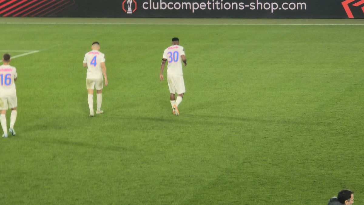 S-au prăbușit pe gazon după Basel - FCSB » Ce s-a întâmplat la final: Shaqiri a fost asaltat, ce a făcut românul Daniliuc