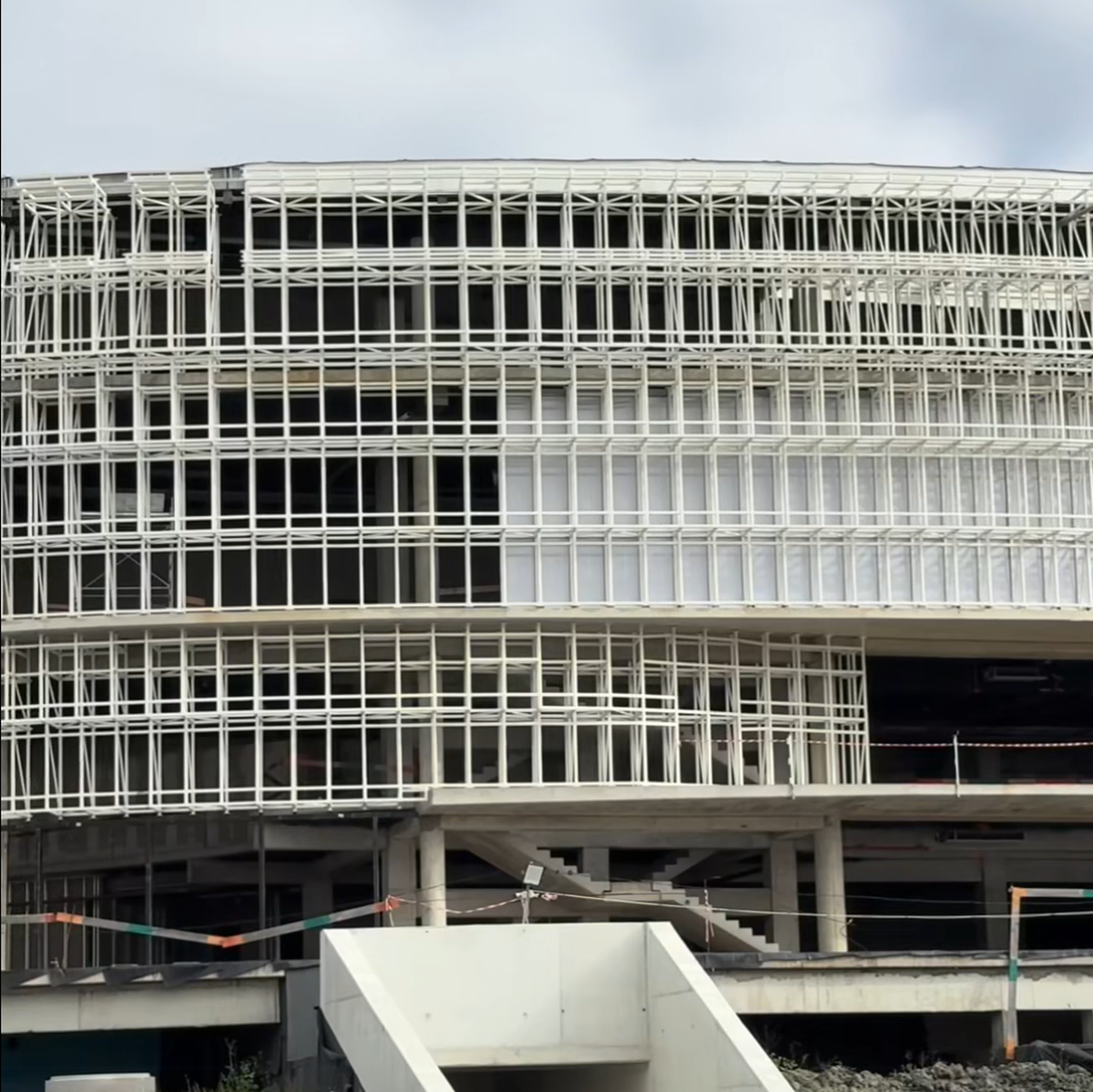 Cea mai mare sală polivalentă din România, tot mai aproape de inaugurare: „Suntem la al doilea strat de asfalt”