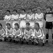 Dinamo, înaintea meciului cu FC Liverpool. De la stânga la dreapta, rândul de sus: Rednic, Augustin, Ion Marin, Alexandru Nicolae, Mărginean, Moraru; rândul de jos:  Țălnar, Turcu, Dragnea, Orac, Stănescu FOTO: Arhiva GSP