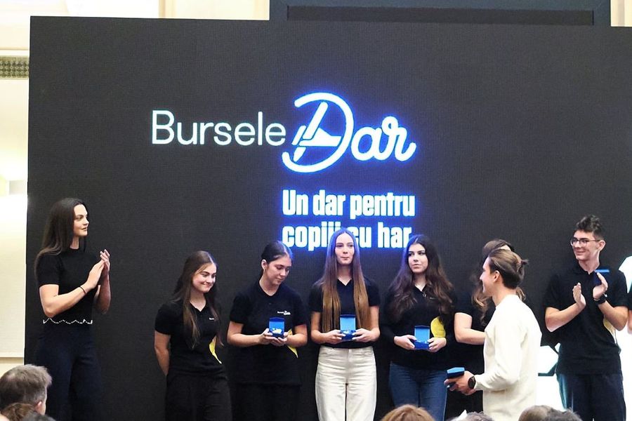 Maria și Florin Lehaci înmânând inimi galbene copiilor în cadrul Galei Burselor DAR Foto: Roxana Fleșeru Maria și Florin Lehaci, canotorii campioni mondiali, împărtășesc dorința de a-i ajuta pe copii, dar și interesul pentru sportul-rege, fotbalul