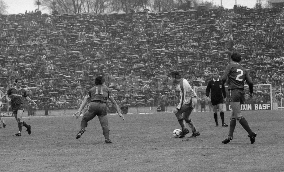 O reclamă la „Dacia Duster” la Dinamo – FC Liverpool, din 1984! E pe bune! Cum a fost posibil