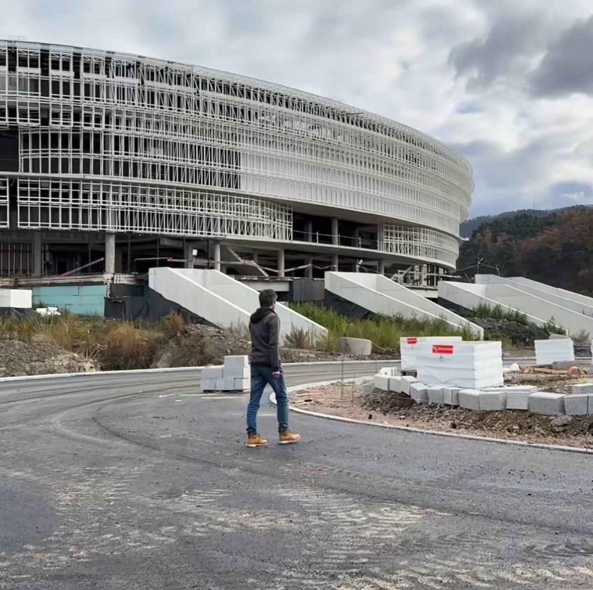 Cea mai mare sală polivalentă din România, tot mai aproape de inaugurare: „Suntem la al doilea strat de asfalt”